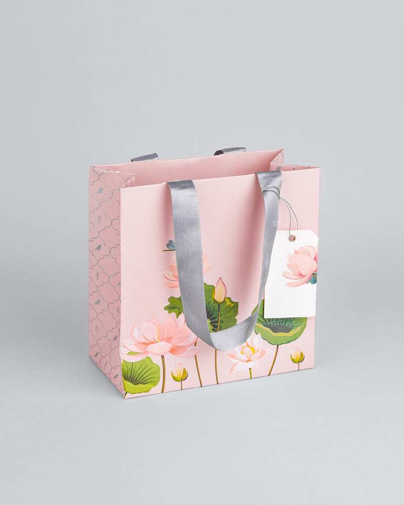 IG Design Flower Heart Gift Bag - Shop Gift Wrap at H-E-B